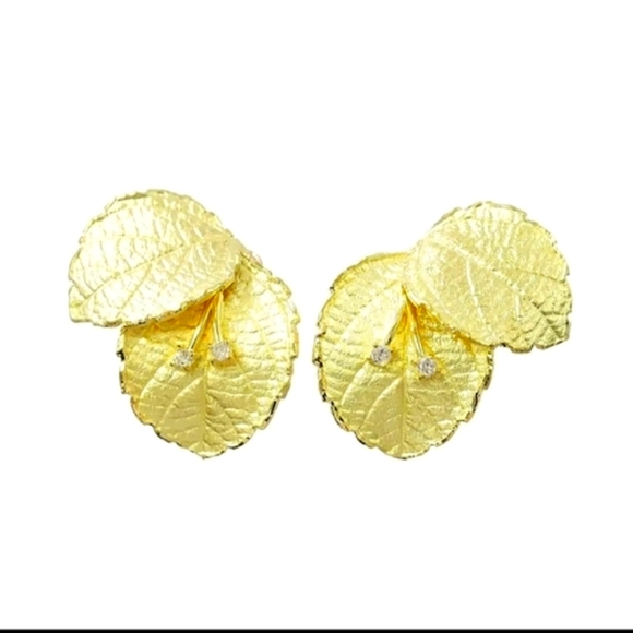 Leaf Motif Earrings in Solid 18K yellow Gold [clip-on and screw type lock] - Picture 4 of 17